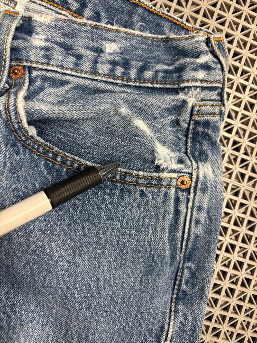 Vintage Levi's 501 Medium Wash Button-Fly Blue Jeans - Y2K - Picture 13 of 15